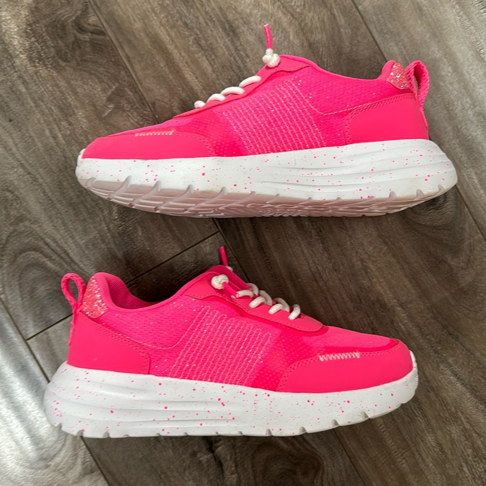 Hey Dude girls sirocco Alta glitter shine tennis shoes. Worn once. Size three.